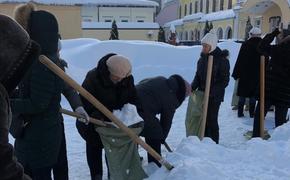 В Саратове с последствиями снегопада борются школьные учителя