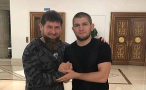 Рамзан Кадыров подарил отцу Хабиба Нурмагомедова автомобиль