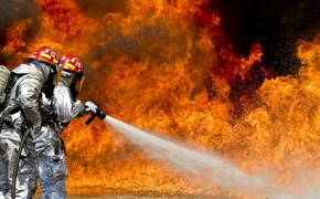Пожарным не удалось спасти торговый центр на Сахалине