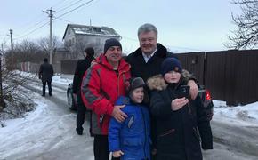 В сети обсуждают  пиар Порошенко с плачущим мальчиком