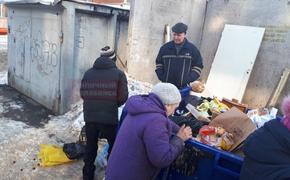 Магазины Челябинска накажут за пенсионеров, собирающих продукты на помойке