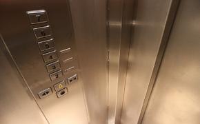 В здании на Рублевке оборвался трос лифта с людьми