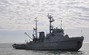 За буксиром ВМС Украины на учениях  внимательно наблюдала  ФСБ России
