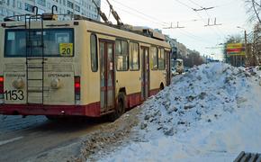 Спецтехника не прекращает уборку снега на дорогах Челябинска