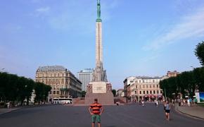 Военные США справили нужду у памятника Свободы в Латвии