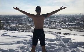 "Повелитель холода" в Якутске прыгнул с голым торсом с парашютом