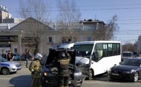 В Ростове-на-Дону автобус столкнулся с  маршруткой, есть пострадавшие