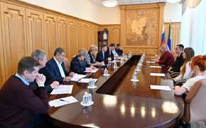 Губернатор Хабаровского края обсудил с сиротами квартирный вопрос