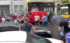 Появилось видео нападения на машину Порошенко после допроса