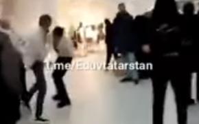 Видео избиения посетителя торгового центра охранниками появилось в сети