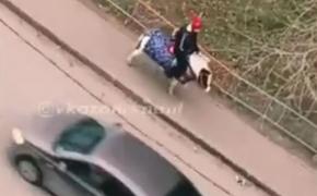 Видео поездки школьника на пони по улицам Казани растрогало жителей города
