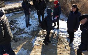 Хабаровские дети пролезают под поездами, чтобы попасть в школу